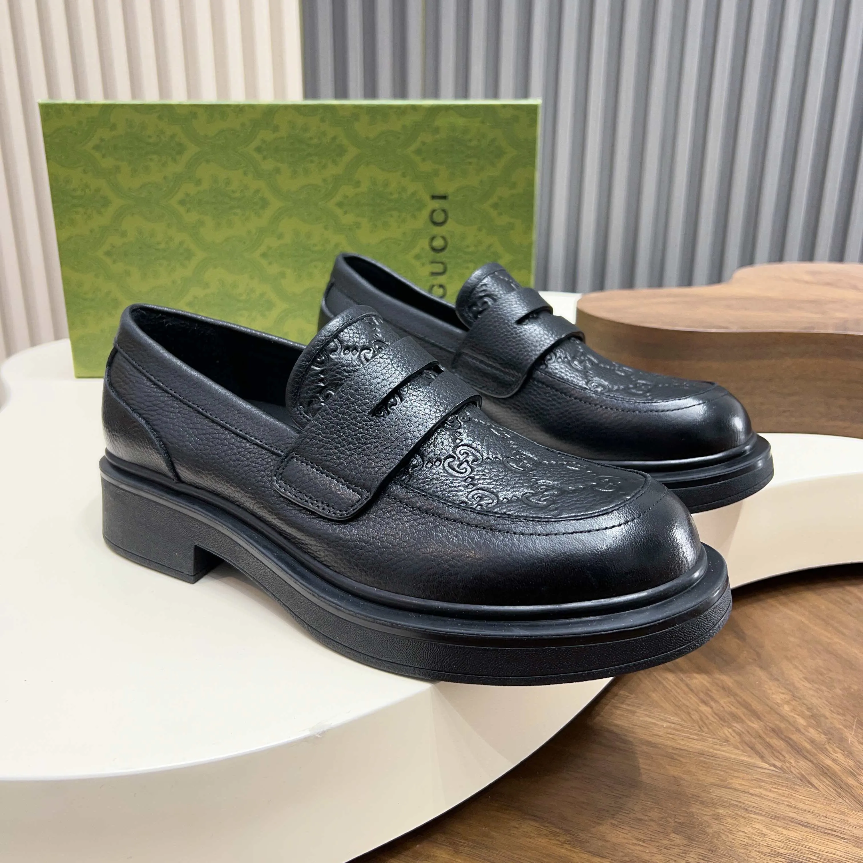 💰780 Gucci/Gucci new men’s lace-up shoes with GG details, matte cow leather derby shoes! The design of this men's lace-up shoe is rooted in the brand's heritage. Crafted from premium waxed cow leather, it is embellished with GG printed embossed suede leather details, a nod to Gucci's iconic monogram. The rubber sole decorated with GG pattern adds a touch of modern fashion to this design. Typical three-joint style design. European and American classic version, full calfskin lining. The overall upper texture is soft and the lining is comfortable and breathable. 2CM thickened soft rubber sole, easy to control. Versatile and stylish upper foot, multiple colors available to meet different matching needs, complete package! Size: 39-40-41-42-43-44 leather shoe size (38.45.46 can be customized)